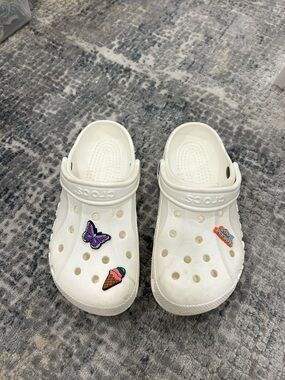 Crocs Women’s Classic White with Charms Size 7